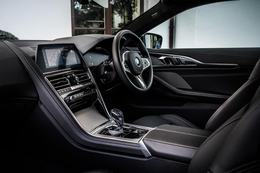 Интерьер BMW M850i xDrive Carbon Package (G15) 2018 года  (UK) (фото 31 из 40)